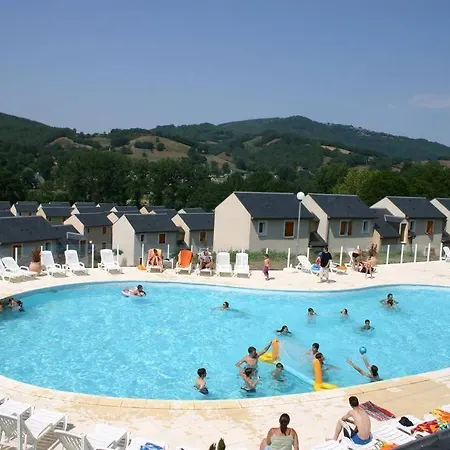 T2 3 étoiles St Geniez D'olt 2 Piscines Chauffées *