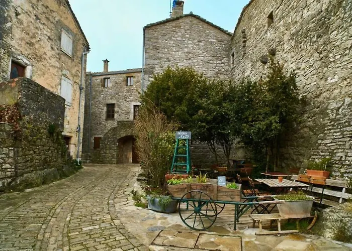 T2 3 étoiles St Geniez D'olt 2 Piscines Chauffées
