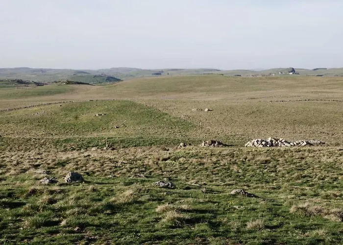 T2 3 étoiles St Geniez D'olt 2 Piscines Chauffées